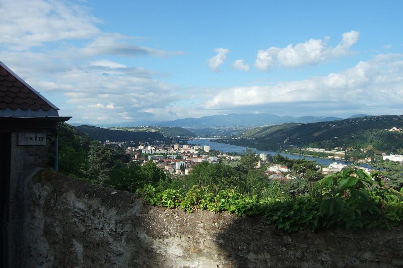 2011-05- (497).JPG - Wieder ein schöner Blick in das Rhônetal Richtung Süden - im Hintergrund die Berge des Pilat-Naturparks rechts von der Rhône